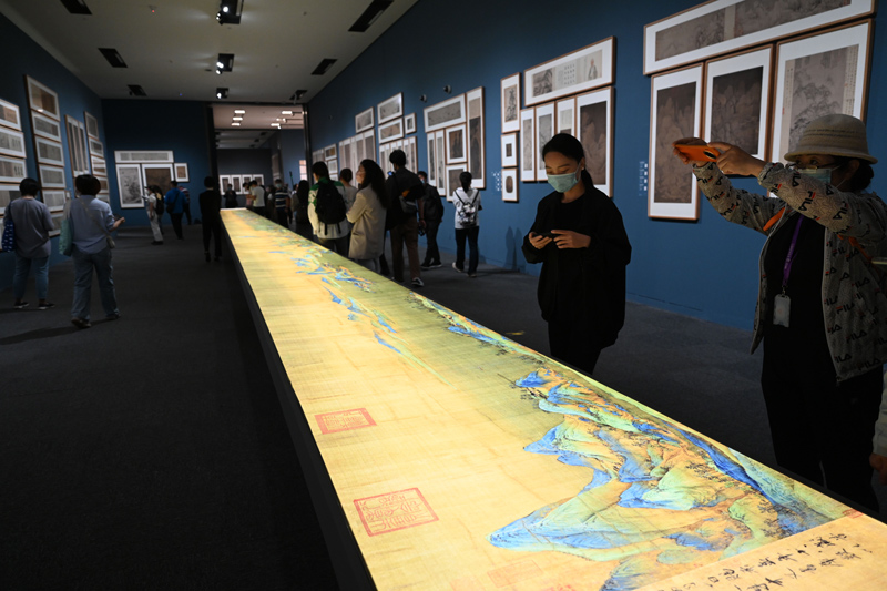 参观者在中国国家博物馆的“盛世修典——‘中国历代绘画大系’成果展”上观看放大两倍的《千里江山图》灯光特效图（2022年9月29日摄）。