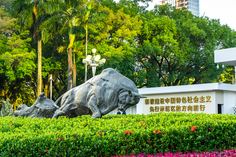 深圳市委大院门口的开荒牛雕塑地标。